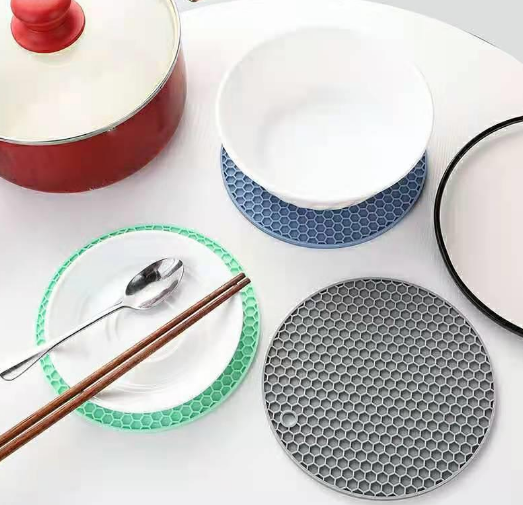 ¿Cuáles son las diferencias entre los tapetes de silicona y los de PVC?
